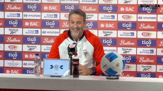 Thomas Christiansen sentado en la mesa principal de la conferencia de prensa dando detalles previo al partido Panamá Surinam.