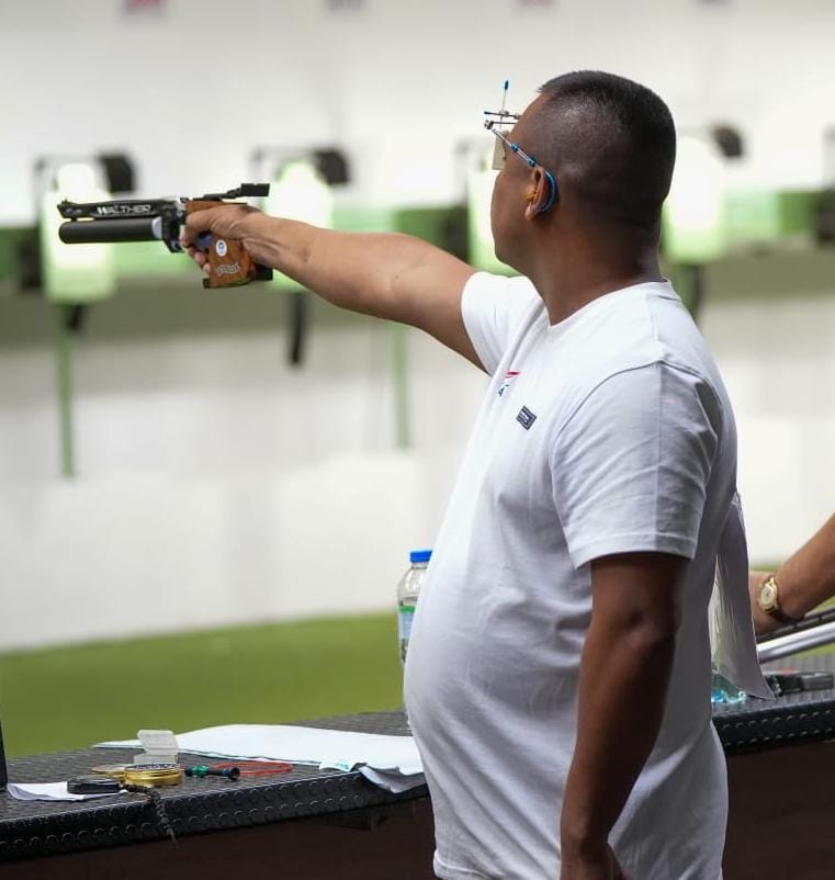Atleta panameño en acción en la modalidad de tiro deportivo en los Juegos Centroamericanos.