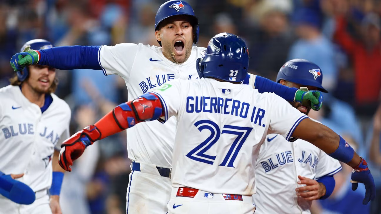 Jugadores de Los Azulejos de Toronto celebran su el jonrón que le da la vuelta al marcador y se ponen arriba 4 carreras a 3.