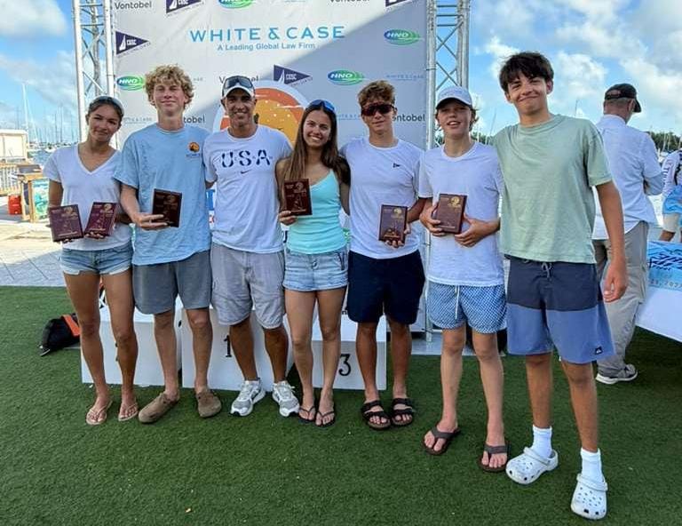 Velerista panameño Ion Lowy posa para la foto con el grupo de atletas que se prepararan con alto nivel en Miami Usa.