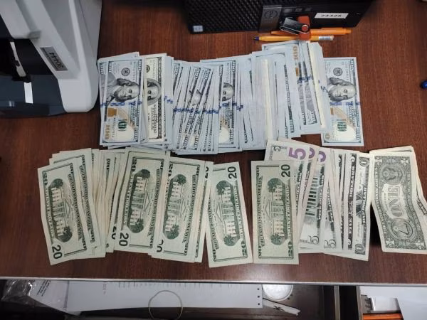 ADUANAS-DINERO 1 Retienen más de B/.135 mil en efectivo no declarado encontrado en dobles fondos de mochilas en Tocumen.