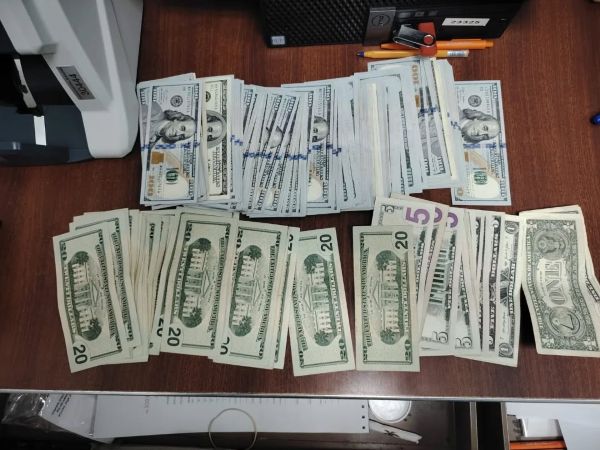 Retienen más de B/.135 mil en efectivo no declarado encontrado en dobles fondos de mochilas en Tocumen.