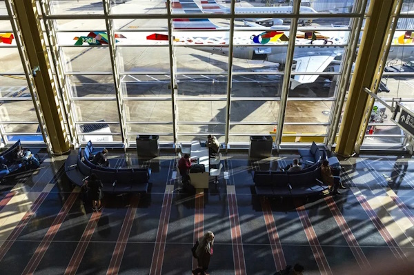 Más de 800 vuelos han sido cancelados en EE. UU., en el primer día de reducción “inédita” del tráfico aéreo, debido a la escasez de controladores aéreos provocada por el cierre del Gobierno, que amenaza con recortes del 4 % al 10 % de las operaciones en las próximas jornadas.