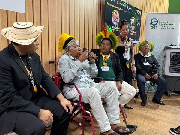 Panamá facilitó un diálogo histórico en la COP30 entre el Cacique Raoni y negociadores climáticos, resaltando la importancia del conocimiento indígena en la gobernanza climática. El encuentro destacó el rol de los bosques, la cooperación entre pueblos indígenas y la integración de saberes ancestrales en decisiones globales.