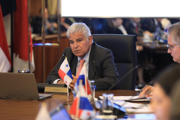 Durante el Consejo de Gabinete de Panamá, se aprobó también la compra de dos helicópteros para el SENAN, con fondos de seguro de un helicóptero accidentado.