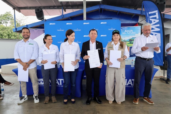 Cuatro centros educativos de la provincia de Colón recibieron sus títulos de propiedad durante un acto oficial que se llevó a cabo en la escuela Juan García Torres, en la comunidad de Cuipo, donde se entregaron más de 150 títulos de propiedad, beneficiando a cerca de 600 personas de la cuenca del río Indio.