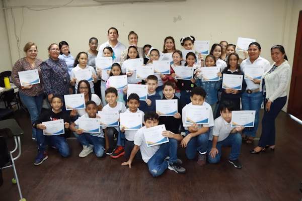 Estudiantes y varios docentes de José Agustín Arango y de la Escuela 11 de Octubre dan paso significativo, se Certifican en Lengua de Señas Panameñas (LSP).