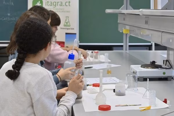 Escolares de distintos centros de Saldaña, Magaz de Pisuerga y Palencia participaron durante la Semana de la Ciencia en una experiencia que acercó la investigación científica a las aulas y a los laboratorios universitarios.