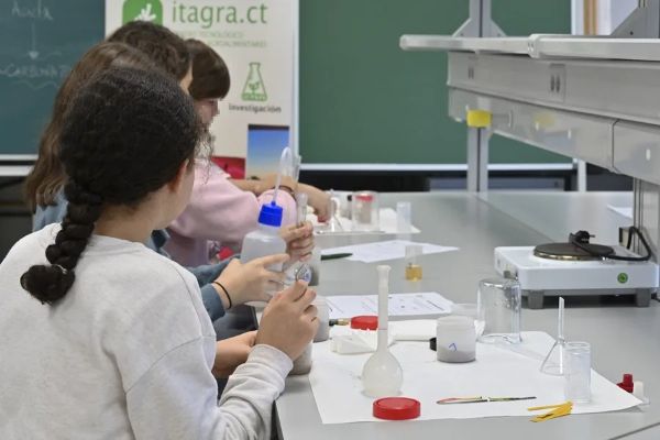 Escolares de distintos centros de Saldaña, Magaz de Pisuerga y Palencia participaron durante la Semana de la Ciencia en una experiencia que acercó la investigación científica a las aulas y a los laboratorios universitarios.