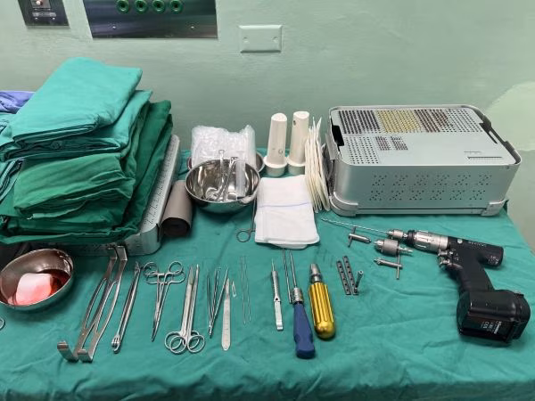 La Policlínica Horacio Díaz Gómez incorporó un taladro quirúrgico de precisión para fortalecer el Servicio de Ortopedia y ampliar cirugías ambulatorias. El equipo permite intervenciones más exactas y ya fue utilizado en una paciente con fractura de tobillo. La CSS continuará modernizando este servicio en Veraguas.