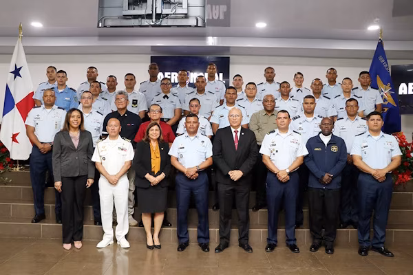 Clausura IX Diplomado Internacional Técnico Superior en Mantenimiento de Aeronaves un programa coordinado por la Universidad Tecnológica de Panamá (UTP) y el Servicio Nacional Aeronaval (SENAN).