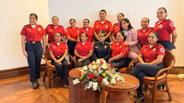 Comandante de Bomberos de Panamá, fortaleció el liderazgo femenino bomberil en Foro Internacional “Mujeres al Fuego”, celebrado en Salinas, Ecuador.