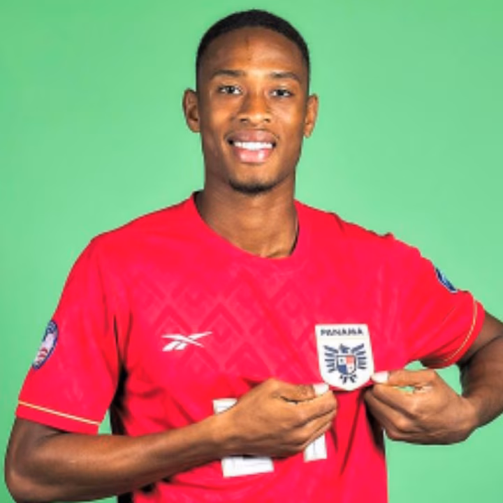 Jugador de la selección panameña de fútbol Edgardo Fariña posando con la camiseta roja de Panamá.