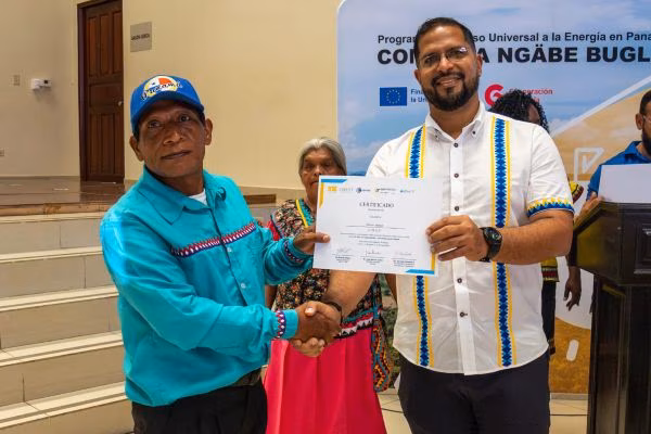 Con el objetivo de impulsar la innovación y el desarrollo económico en la comarca Ngäbe-Buglé, el programa “El ABC del Emprendedor para su Transformación Digital”, del Centro de Investigación e Innovación Educativa, Ciencia y Tecnología CiiECYT-AIP / ITSE y la empresa CENTER, con el respaldo de SENACYT, culminó exitosamente la formación de más de 100 emprendedores de la región.