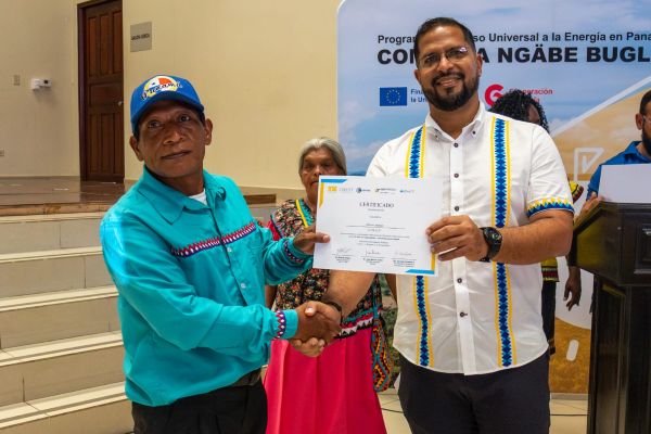 Con el objetivo de impulsar la innovación y el desarrollo económico en la comarca Ngäbe-Buglé, el programa “El ABC del Emprendedor para su Transformación Digital”, del Centro de Investigación e Innovación Educativa, Ciencia y Tecnología CiiECYT-AIP / ITSE y la empresa CENTER, con el respaldo de SENACYT, culminó exitosamente la formación de más de 100 emprendedores de la región.