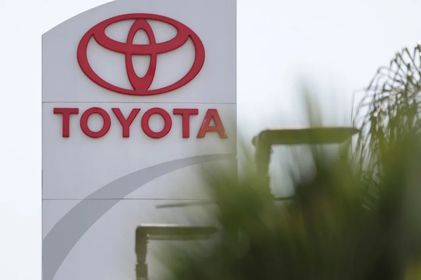 Toyota se comprometió a invertir 10.000 millones de dólares adicionales en Estados Unidos en los próximos cinco años, y a la vez anunció el inicio de la producción en su planta de fabricación de baterías en Carolina del Norte.