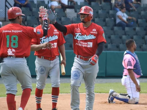 Jugadores del equipo de Los Federales de Chiriquí en acción en partido de Probeis.