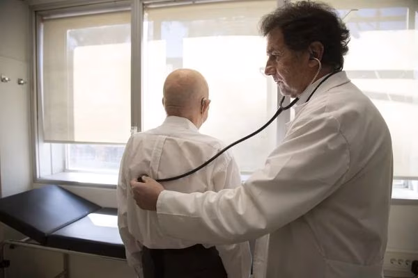 La gripe ha entrado oficialmente en fase epidémica en España después de un fuerte repunte en los centros de salud durante la última semana. Según el boletín epidemiológico del Instituto de Salud Carlos III, la tasa ha escalado hasta los 112,2 casos por cada 100.000 habitantes, frente a los 12,8 registrados en el mismo periodo del año pasado. El informe también refleja un aumento generalizado de las infecciones respiratorias entre el 17 y el 23 de noviembre, con 519,3 casos en Atención Primaria, 37 puntos más que la semana previa. A pesar de este incremento, los hospitales mantienen cifras estables de incidencia, con una tasa de 2,6.