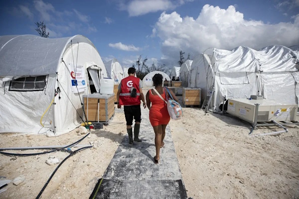 El hospital de campaña español establecido en la ciudad jamaicana de Falmouth comenzó a atender a los primeros pacientes incluido un parto, para brindar apoyo a los servicios de salud del país tras la devastación causada por el huracán Melissa.