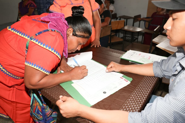 En el tercer día de la jornada de pagos del PASE-U, equipos del IFARHU de Panamá, efectuaron recorridos por las zonas costeras de Chiriquí Grande, Kankintú y comunidades de difícil acceso en la provincia de Bocas del Toro, garantizando que los estudiantes de estas áreas obtengan su beneficio a tiempo.