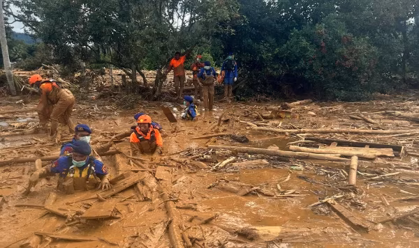 Las inundaciones y deslizamientos que golpean el sudeste asiático han elevado a al menos 790 el número de fallecidos, con cientos de desaparecidos y vastas regiones incomunicadas. Las autoridades de Indonesia, Tailandia y Sri Lanka continúan actualizando cifras conforme las lluvias ceden, aunque amplias zonas permanecen bajo el agua y sin acceso terrestre. Indonesia es el país más afectado, con 435 muertos y 406 desaparecidos en varias provincias de Sumatra, donde las crecidas repentinas han arrasado comunidades enteras y destruido infraestructuras clave. Más de 213.000 personas han sido desplazadas y los equipos de rescate dependen de helicópteros para entregar víveres, agua y equipos de comunicación debido al bloqueo de carreteras. Tailandia enfrenta un panorama igualmente crítico en el sur del país, donde 162 personas han fallecido y millones sufren interrupciones de energía, agua potable y transporte. Varias provincias permanecen en estado de emergencia mientras el Gobierno moviliza unidades militares, embarcaciones y helicópteros para evacuar a familias y despejar zonas inundadas.