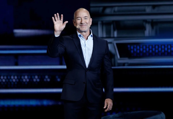 El fundador de Amazon, Jeff Bezos, busca construir centros de datos en el espacio y trasladar industrias contaminantes fuera de la Tierra con su empresa aeroespacial Blue Origin, y este domingo lanzará un cohete en una misión de la NASA.