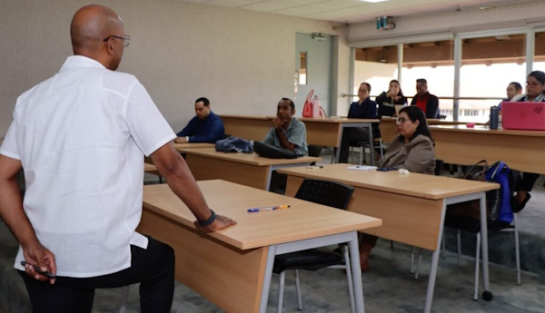 Aproximadamente 100 docentes entre supervisores nacionales, regionales, directores de centros educativos y docentes de aula integrados en las diversas redes de las 16 regiones educativas concluyeron el proceso de capacitación “Formador de Formadores”, se espera que 1,150 facilitadores en la temporada de verano multipliquen sus conocimientos a 50 mil educadores.