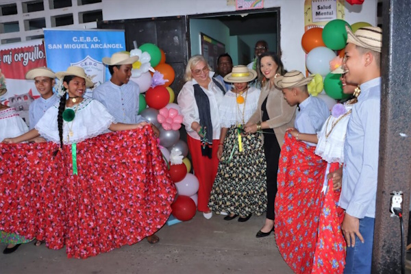 Con miras a fomentar el desarrollo integral de los estudiantes y fortalecer el proceso de enseñanza-aprendizaje, el MEDUCA de Panamá, instaló en el Centro de Educación Básica General San Miguel Arcángel, un gabinete psicopedagógico.