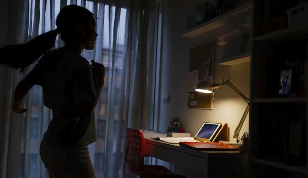 La nueva legislación australiana marca un precedente global al establecer límites estrictos para el acceso de menores a las redes sociales. La respuesta de Meta, que acusa a la norma de ser excesiva e inefectiva, abre el debate sobre la seguridad digital juvenil y el rol del Estado frente a la supervisión familiar.