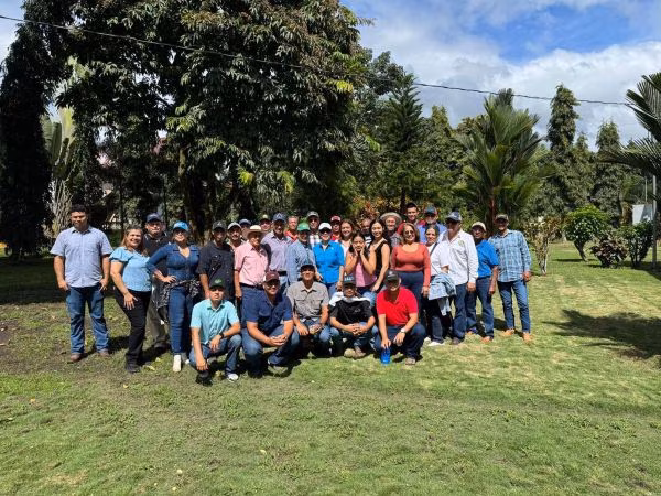 La gira permitió a los productores conocer de primera mano cómo los sistemas de pastoreo resilientes potencian la producción de Girolando. En las fincas modelo revisaron el uso de datos para la selección animal y las prácticas que optimizan el manejo y el rendimiento del hato.