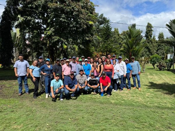 La gira permitió a los productores conocer de primera mano cómo los sistemas de pastoreo resilientes potencian la producción de Girolando. En las fincas modelo revisaron el uso de datos para la selección animal y las prácticas que optimizan el manejo y el rendimiento del hato.