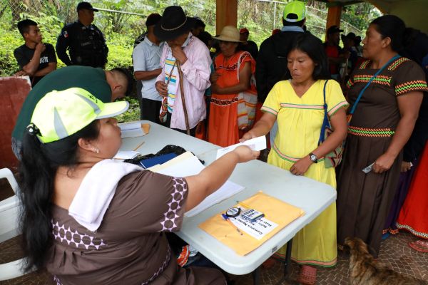 El Ministerio de Desarrollo Social (MIDES) anunció la suspensión temporal de los pagos correspondientes a los Programas de Transferencia Monetaria Condicionada (PTMC) en 18 puntos de la provincia de Darién y de la Comarca Emberá Wounaan. La medida responde a las intensas lluvias registradas en la región, la inseguridad en las rutas de acceso y el riesgo de desbordes de varios ríos, factores que han limitado el desplazamiento seguro de los equipos logísticos tanto por vía aérea como acuática. En Darién, los puntos afectados incluyen los corregimientos de Camogantí, Río Congo, Paya, Púcuro, Tucutí, Jaqué, Puerto Piña, Yape, Boca de Cupé, Sambú, Taimatí y Garachiné.