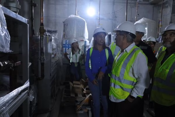 El nuevo Hospital del Niño se perfila como una de las infraestructuras médicas más modernas del país. Con quirófanos de última generación, consultorios amplios y áreas especializadas para atención crítica, el proyecto busca elevar la calidad de los servicios pediátricos. Sus espacios han sido diseñados para ofrecer mayor comodidad, privacidad y seguridad a los pacientes, incorporando innovaciones arquitectónicas y tecnológicas que permitirán una atención más eficiente y humana.