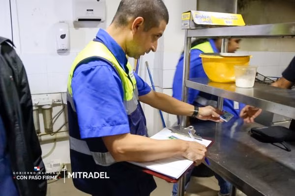 Mitradel ejecutó operativos en comercios y eventos de la capital para verificar permisos laborales y el cumplimiento de normas migratorias. En las inspecciones se detectaron trabajadores sin permiso de trabajo, se levantaron providencias y se aplicaron sanciones. La institución continuará estas acciones a nivel nacional.