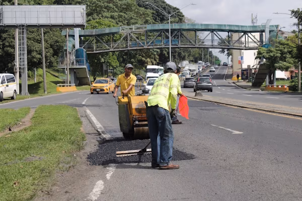 Equipos del MOP para optimizar la movilidad en una de las arterias con mayor flujo vehicular del distrito de Arraiján, realizan operativo de bacheo intensivo en la Avenida de Los Mártires.