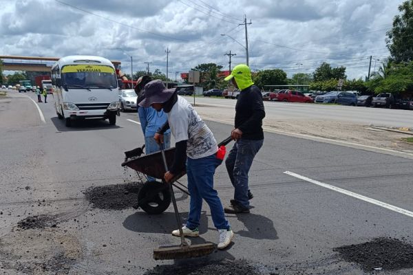 El MOP, Veraguas, sigue con los trabajos de parcheo en diversos tramos de la vía Panamericana y en la comunidad de La Mata, con el fin de mejorar el flujo vehicular en estos sectores.
