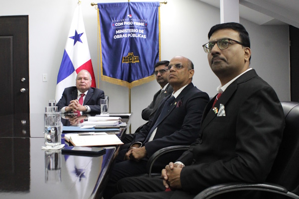 El ministro del MOP, José Luis Andrade Alegre, sostuvo significativo encuentro con el embajador de la India en Panamá, Dr. Sumit Seth; el jefe de Cancillería, Sr. Sasikumar Sundaramurthy; y el Sr. Rajendra Sothwal, representante de RITES Limited, empresa estatal adscrita al Ministerio de Ferrocarriles del Gobierno de la India.