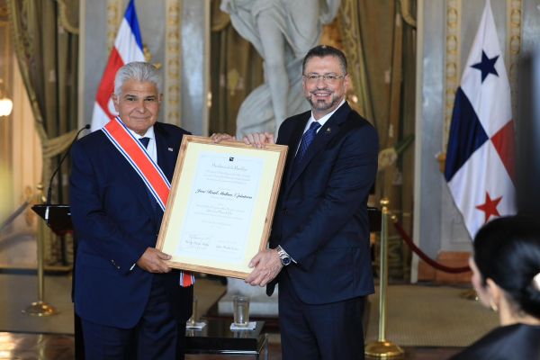 El encuentro entre los presidentes José Raúl Mulino y Rodrigo Chaves en San José reafirmó la disposición de Panamá y Costa Rica de trabajar de manera conjunta en áreas clave para ambas naciones. Los mandatarios priorizaron la cooperación en migración, comercio, agricultura y seguridad, así como el impulso de proyectos para beneficiar a las comunidades fronterizas. La visita incluyó actos protocolares, un reconocimiento oficial y reuniones ampliadas con sus respectivas delegaciones.
