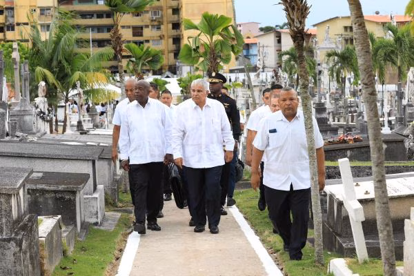 José Raúl Mulino lideró la romería del Día de los Difuntos en el Cementerio Amador, con homenajes a Amador Guerrero y a los Soldados de la Independencia.
