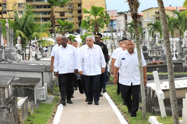 José Raúl Mulino lideró la romería del Día de los Difuntos en el Cementerio Amador, con homenajes a Amador Guerrero y a los Soldados de la Independencia.