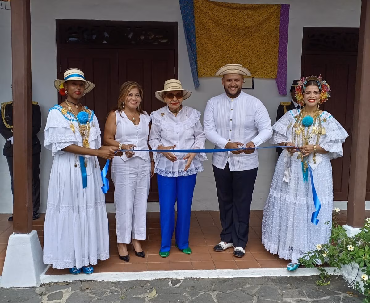 El Museo de la Pollera reabrió con espacios renovados que muestran la historia, elaboración y valor cultural del traje típico panameño.