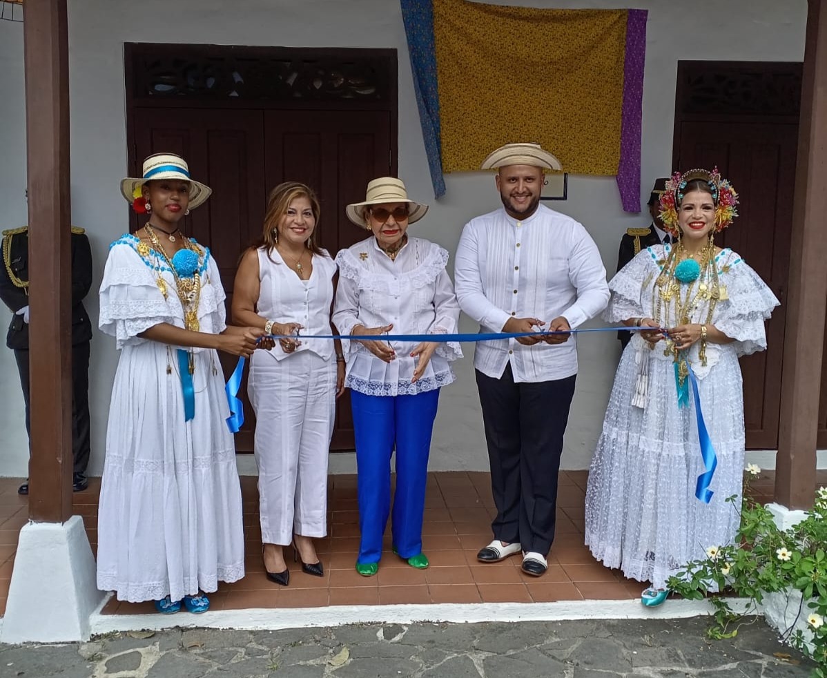 El Museo de la Pollera reabrió con espacios renovados que muestran la historia, elaboración y valor cultural del traje típico panameño.