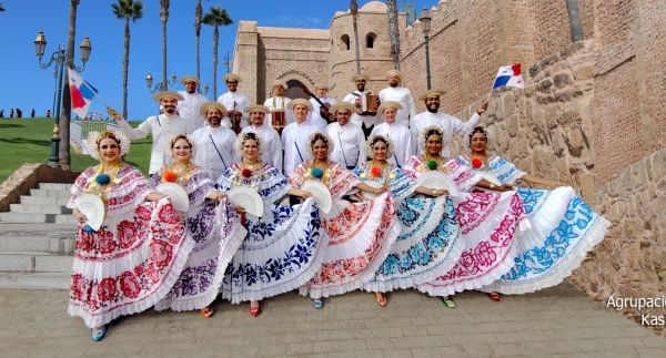 Panamá Folklore llevó su música y tradiciones a Marruecos como parte del Festival Internacional Entreritmos. La delegación compartió con grupos de varios países, participó en talleres, desfiles y actos oficiales, y celebró las fiestas patrias en Rabat junto a la embajada panameña. La gira formó parte del aniversario 17 de la agrupación y reforzó los vínculos culturales entre ambos países.