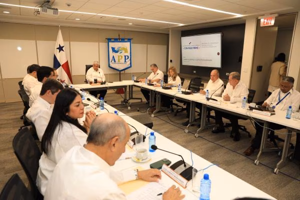 La cuarta sesión del Gabinete Logístico se centró en revisar proyectos clave para la infraestructura del país y en evaluar la capacidad del sector privado y público para avanzar en la modernización logística. Panamá Pacífico fue uno de los puntos centrales por su crecimiento empresarial y su papel en actividades como servicios multimodales, aviación, manufactura y operaciones SEM.