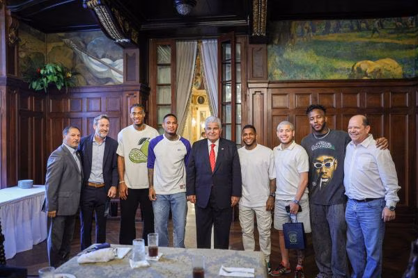 La recepción en el Palacio de Las Garzas marcó un emotivo reconocimiento al esfuerzo de la Selección Nacional de Fútbol, que aseguró su segundo boleto a una Copa Mundial tras una campaña impecable. Entre elogios a los jugadores, reflexiones sobre el impacto del deporte en la identidad nacional y proyecciones sobre el crecimiento del fútbol en Panamá, el encuentro resaltó el valor de la disciplina, la unión y el compromiso que llevaron al equipo a convertirse en referente regional. El ambiente estuvo cargado de orgullo patrio, con mensajes de aliento hacia el próximo reto mundialista.