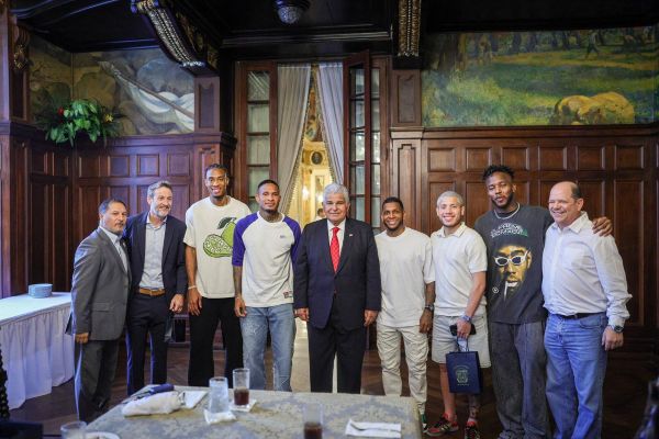 La recepción en el Palacio de Las Garzas marcó un emotivo reconocimiento al esfuerzo de la Selección Nacional de Fútbol, que aseguró su segundo boleto a una Copa Mundial tras una campaña impecable. Entre elogios a los jugadores, reflexiones sobre el impacto del deporte en la identidad nacional y proyecciones sobre el crecimiento del fútbol en Panamá, el encuentro resaltó el valor de la disciplina, la unión y el compromiso que llevaron al equipo a convertirse en referente regional. El ambiente estuvo cargado de orgullo patrio, con mensajes de aliento hacia el próximo reto mundialista.