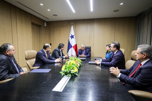 La reactivación de la industria bananera en Bocas del Toro avanza tras los acuerdos entre el Gobierno Nacional y Chiquita. Con nuevas contrataciones, trabajos de limpieza y un cronograma acelerado, la empresa se prepara para retomar la producción y exportación de fruta en 2026. Autoridades del Mici y Mitradel acompañan este proceso, que también impulsa nuevas oportunidades laborales para jóvenes y mujeres de la provincia.