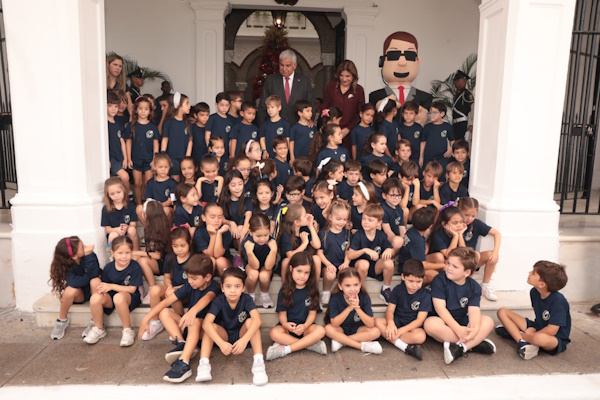 El presidente de la República de Panamá, José Raúl Mulino, recibió junto a su esposa, la primera dama, Maricel Cohen de Mulino, a un grupo de niños y niñas de prekínder y kínder de la Academia Interamericana de Panamá que visitaron el Palacio Presidencial.