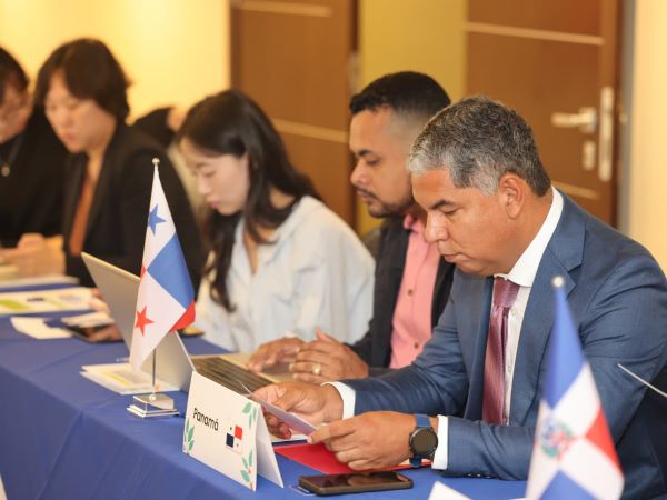 Panamá presenta proyecto de viveros modernos.