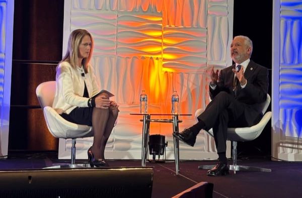 Administrador del canal de Panamá participa de conversatorio en Houston.